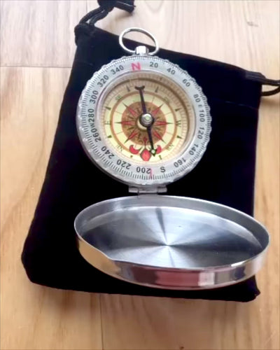 Vodotesný Mosadzný Kompas so Svietiacim Efektom - Nevyhnutnosť na Turistiku a Kemping, personalizácia gravírovaním