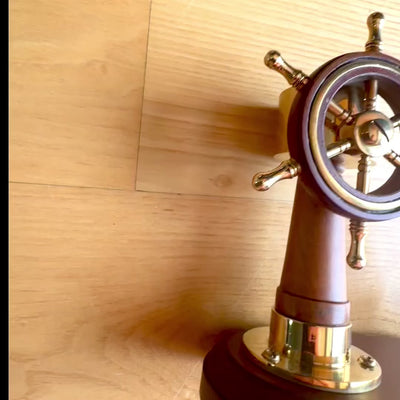 Elegancki Zestaw na Biurko z Kołem Sterowym i Kompasem z Uchwytem na Długopis – Drewno Mosiądz – Personalizacja Grawerem – Idealny Prezent dla Żeglarza – Wysokość 14,5 cm