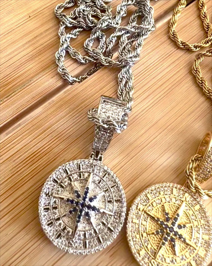 Náhrdelník s príveskom kompasu v štýle glamour s kryštálmi pre ženy a mužov - 2 varianty na výber, personalizácia gravírovaním ako darček