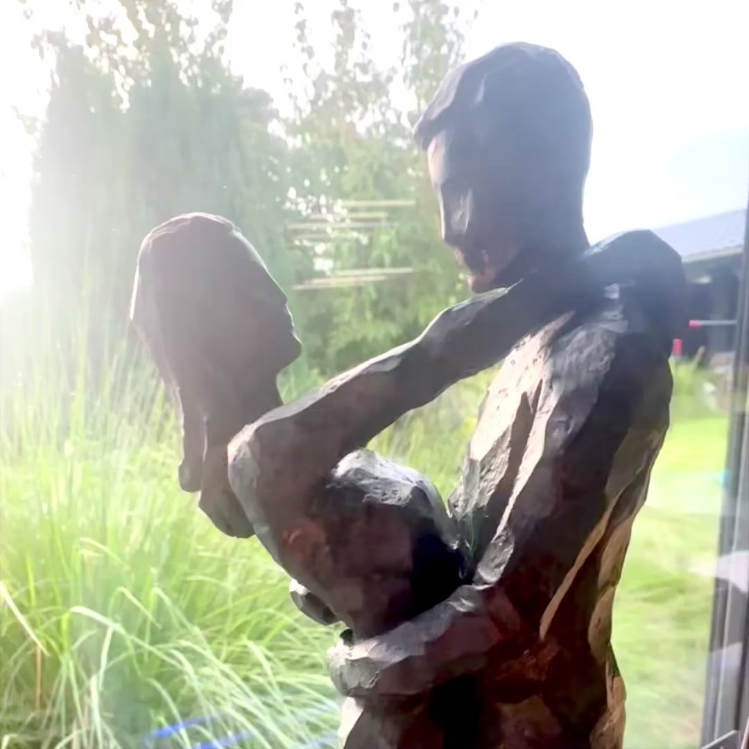 Dekoratívna figúrka Tancujúci pár s gravírovaním – romantický darček na svadbu alebo výročie – výška 28 cm, vyrobená z polyresinu, elegantný dizajn v sýtej farebnosti