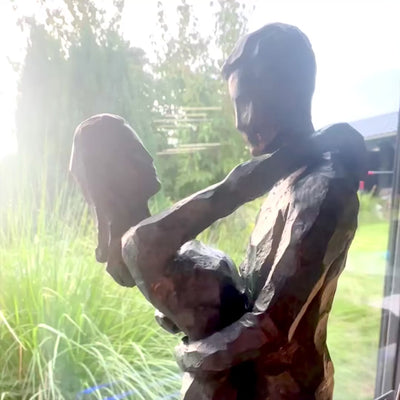 Dekoratívna figúrka Tancujúci pár s gravírovaním – romantický darček na svadbu alebo výročie – výška 28 cm, vyrobená z polyresinu, elegantný dizajn v sýtej farebnosti
