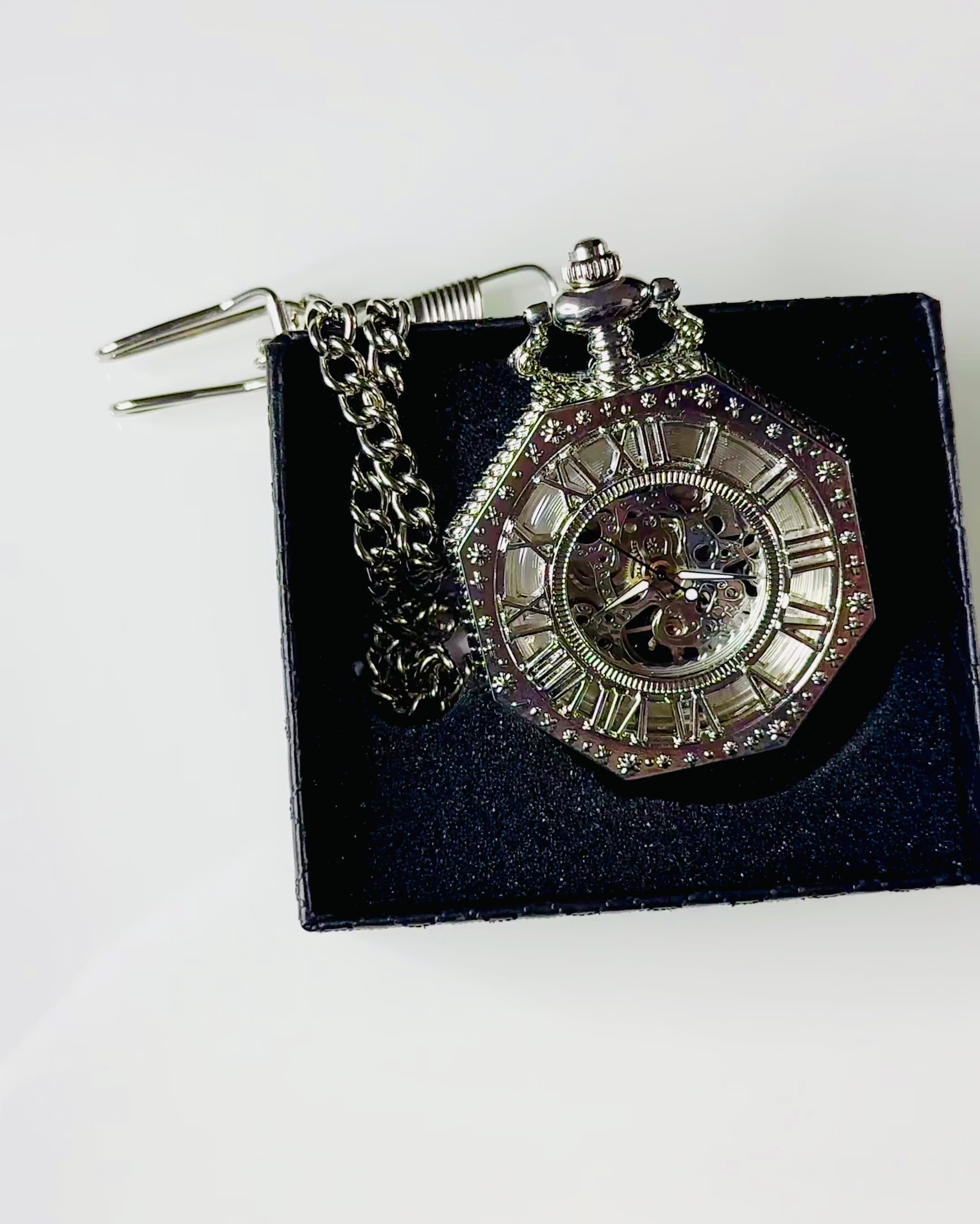 Klasický strieborný osemuholníkový mechanický vreckový hodinky s otvoreným ciferníkom v štýle steampunk