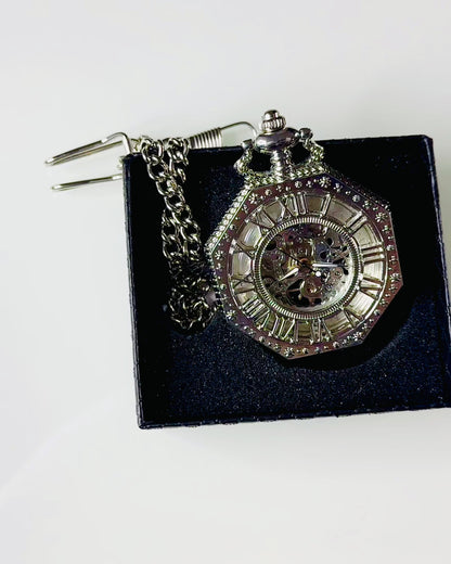 Klasický strieborný osemuholníkový mechanický vreckový hodinky s otvoreným ciferníkom v štýle steampunk