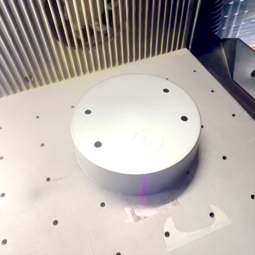 Magnetické kyvadlo perpetuum mobile s gravírovaním