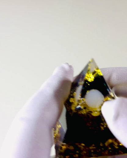 Orgonitová pyramídka s obsidiánom – generátor energie čakra, meditačný nástroj Reiki s prírodným kameňom