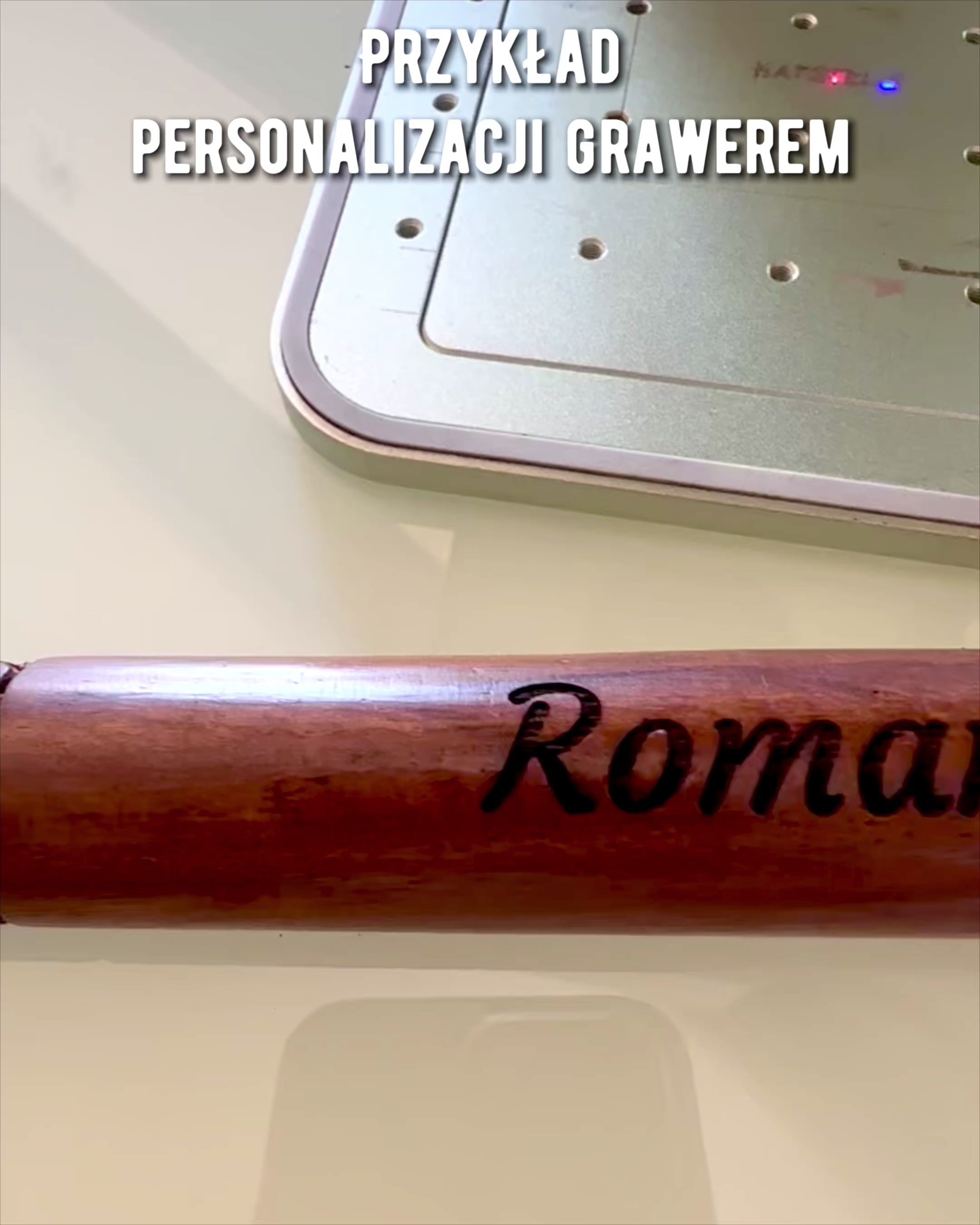 Ručne vyrezávaná cestovná palica na prechádzky "Kráľovský pútnik" v hnedej farbe so vzormi