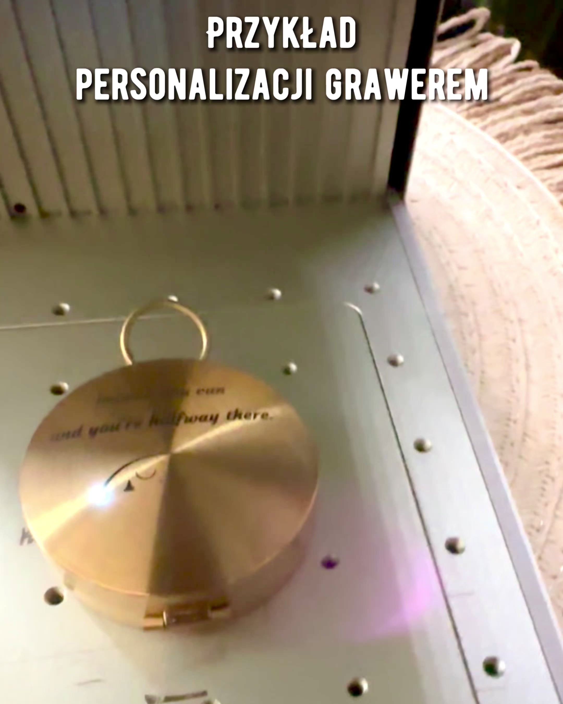 Retro štýlový navigačný kompas – Prenosný a presný nástroj na určovanie smeru pre cestovateľov a objaviteľov. Gravírovanie, personalizácia.