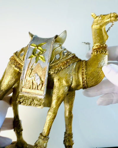 Statuetka Púštny Pútnik Dekoratívna Ťava zo Živice s Možnosťou Gravírovania