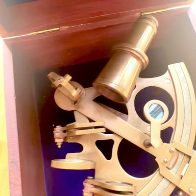 Veľký mosadzný sextant v elegantnej drevenej škatuľke s možnosťou personalizácie gravírovaním