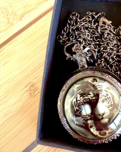 Vreckové hodinky "Tygria elegancia" z nehrdzavejúcej ocele s možnosťou gravírovania ako darček