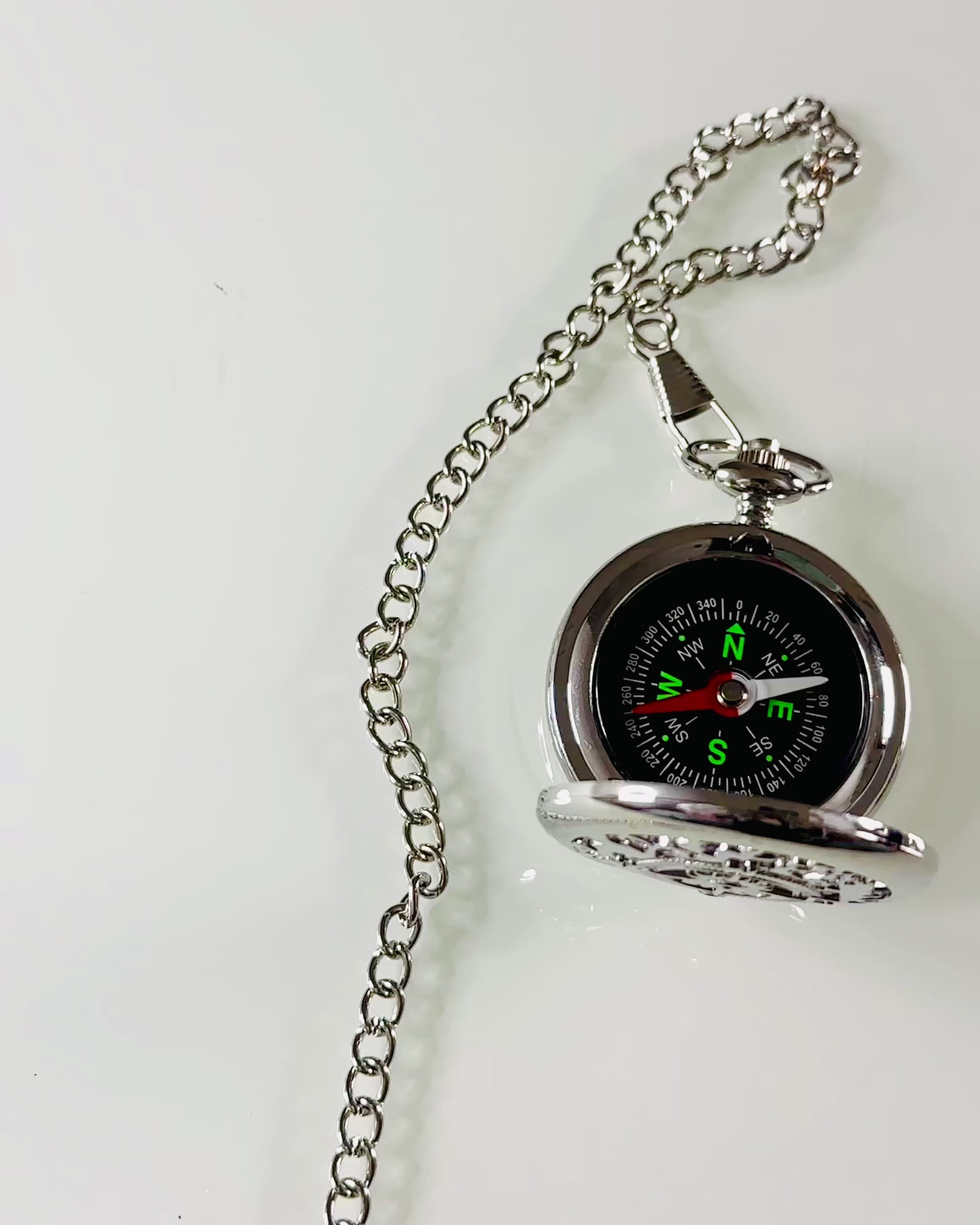 Vreckový kompas striebornej farby v retro štýle s filigránovým vzorom – elegantný a praktický. Gravírovanie