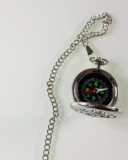 Vreckový kompas striebornej farby v retro štýle s filigránovým vzorom – elegantný a praktický. Gravírovanie