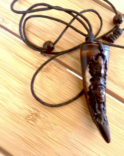 Wilczy Kieł náhrdelník, amulet zo Živice - Mystická Sila Prírody, možnosť personalizácie gravírovaním na darček