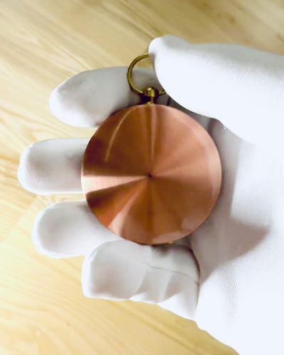 Kompas ružové zlato - navigačný v retro štýle – prenosný a presný nástroj na určovanie smeru pre cestovateľov a objaviteľov. Gravírovanie, personalizácia.