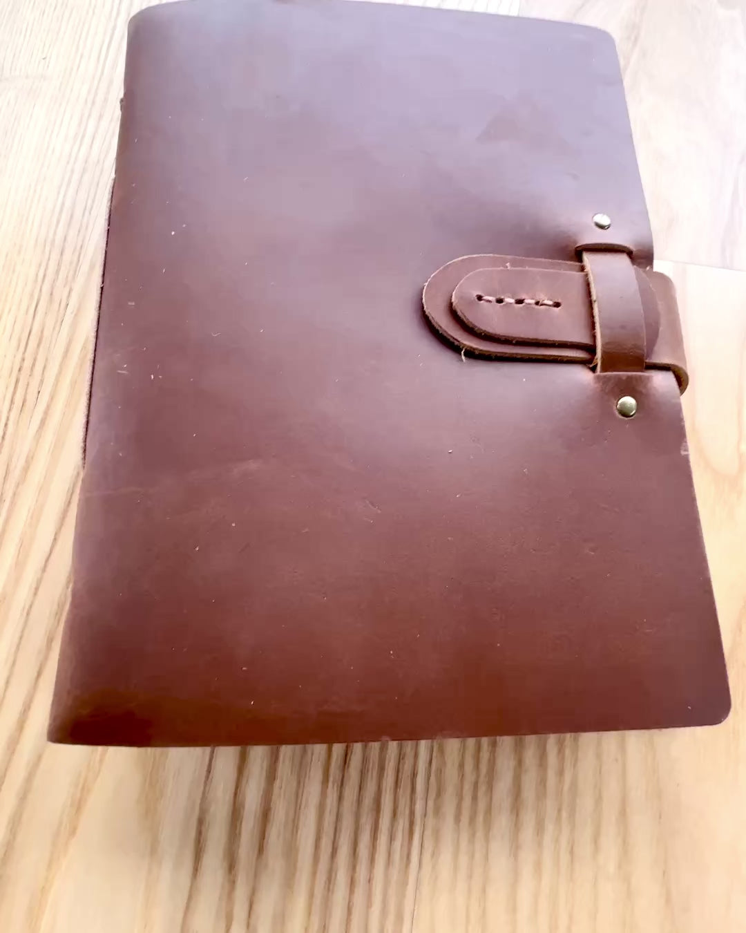 Prémiový zápisník "RetroNotes" – Elegantný zápisník z pravej kože - 200 strán, 120g, zápisník, skicár, hnedá farba, personalizácia gravírovaním