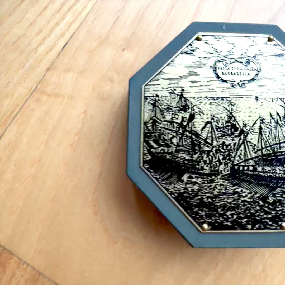 Oktagonálne slnečné hodiny a kompas H06 s možnosťou personalizácie gravírovaním – elegantný darček pre milovníkov navigácie, vyrobený z dreva a mosadze, s bohatou ornamentikou, rozmery 7,3 x 2 cm