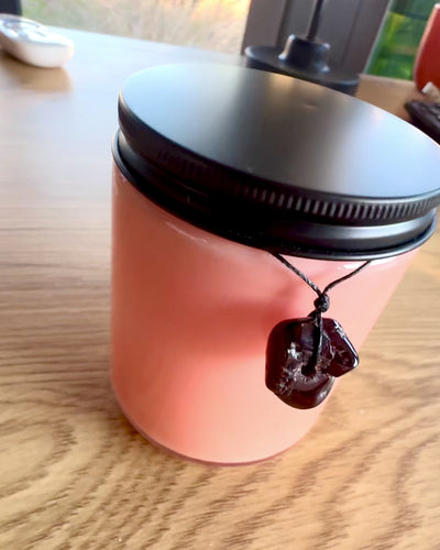 Intenčná sójová sviečka 250 ml s prírodným kameňom – vyberte si svoju energiu: citrín alebo granát, personalizácia gravírovaním na darček