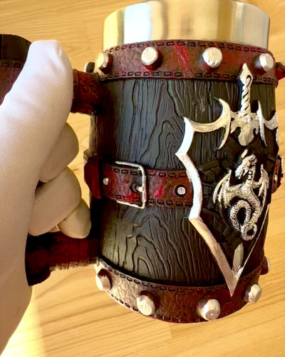 Tmavý Krígeľ Dračieho Bojovníka s Možnosťou Gravírovania na darček, objem 600 ml