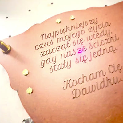 Elegantný mosadzný kompas so slnečnými hodinami na drevenej základni C064 s možnosťou personalizácie gravírovaním