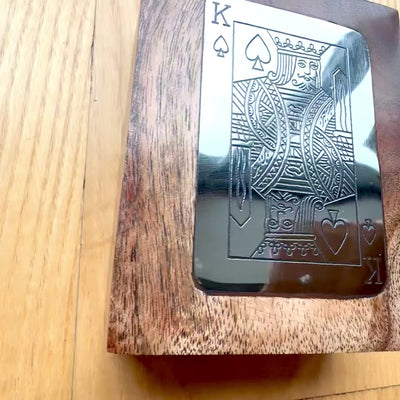 Elegantný balíček kariet v ozdobnej drevenej škatuľke s hliníkovou plaketou kráľa - personalizácia gravírovaním - ideálny darček pre milovníkov kartových hier - rozmery škatuľky 11,5 x 8 x 4 cm