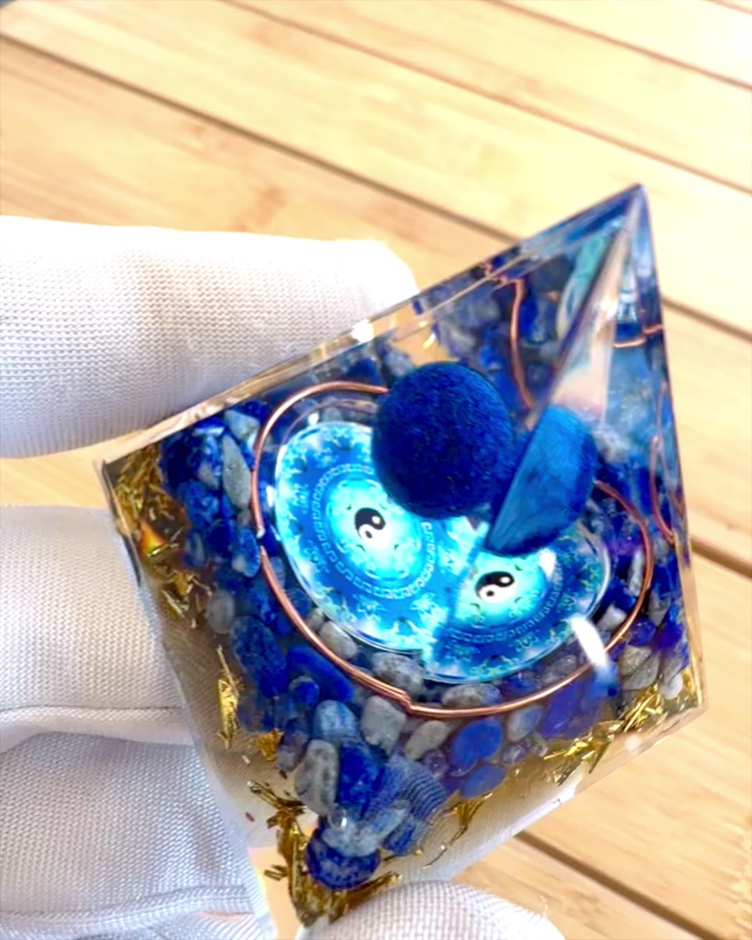 Orgonitová energetická pyramídka "Zenith" s Lapis Lazuli, ideálna ako darček