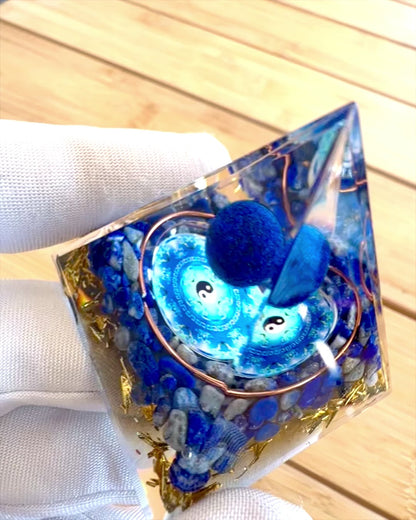 Orgonitová energetická pyramídka "Zenith" s Lapis Lazuli, ideálna ako darček