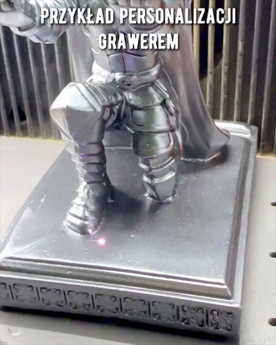 Rytierový stojan na telefón alebo pero, možnosť personalizácie gravírovaním ako darček