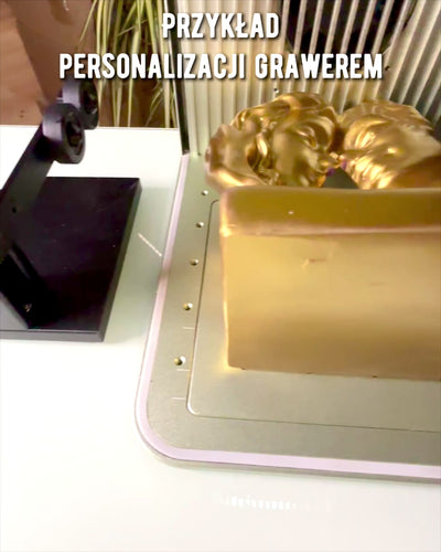 Figúrka "Zlaté Spojenie" - 13,5 cm výška, Dekoratívna s Možnosťou Gravírovania