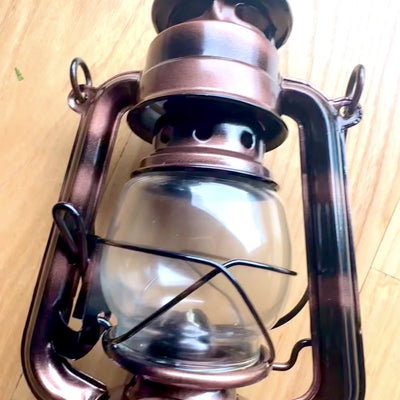 Štýlová retro námornícka petrolejová lampa DT245F s možnosťou personalizácie gravírovaním, ideálna ako darček, vyrobená zo skla a plechu, výška 19 cm, námornícky dizajn