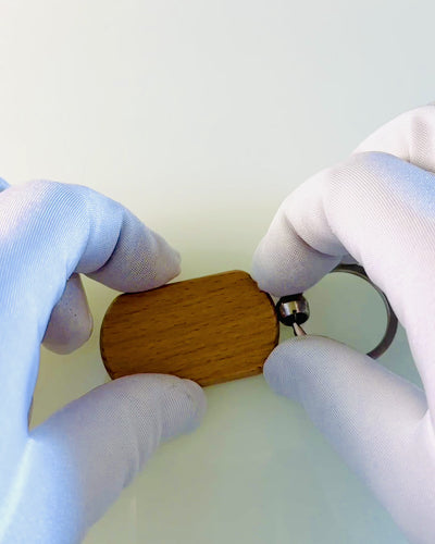 Elegantný drevený prívesok s možnosťou personalizácie gravírovaním – Ideálny ako darček