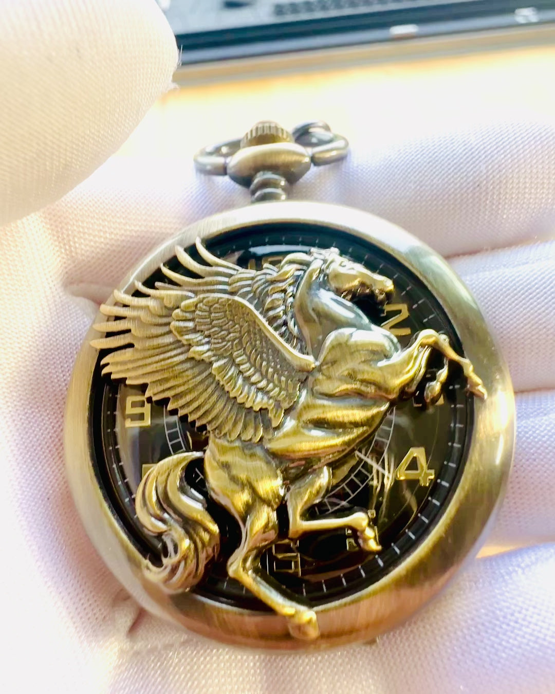 Vreckové hodinky "Equus Tempus" - Farba: Medená, s motívom koňa, možnosť personalizácie gravírovaním