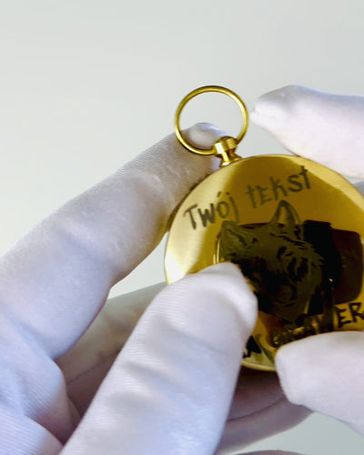 Vodotesný Mosadzný Kompas so Svietiacim Efektom - Nevyhnutnosť na Turistiku a Kemping, personalizácia gravírovaním