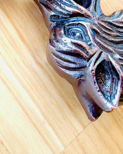 Laska Spacerowa Wolf - Indické Drevo Mango s Možnosťou Gravírovania, hnedé zlaté zdobenia