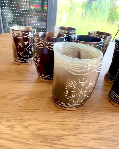 Valknut Ręcznie wykonany mały kubek z rogu bawoła z nordyckimi symbolami, możliwość personalizacji na prezent grawerem