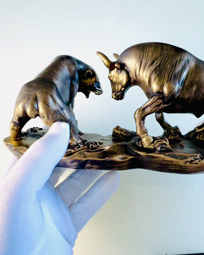 Socha "Dvaja rivali" - Býk a Medveď - Symbolika Finančného Trhu, Možnosť Gravírovania - farba Medená