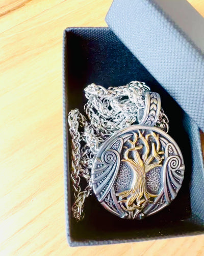 Náhrdelník "Strom života" z nehrdzavejúcej ocele s personalizáciou, so symbolom Aegishjalmur (Helma hrôzy)