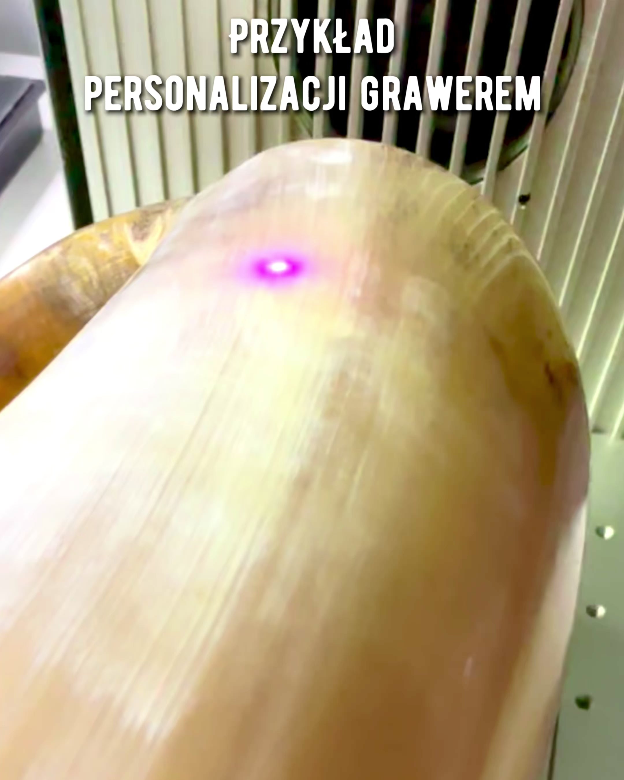 Ručne vyrezávaný krígeľ 'Majstersztyk' s možnosťou personalizácie gravírovaním - 5 farebných variantov