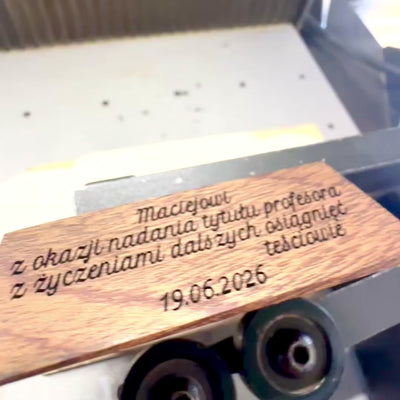 Renesančný večný kalendár s gravírovaním - personalizovaný darček na roky 1600-2799, elegantná dekorácia do kancelárie, priemer 9 cm, renesančný štýl