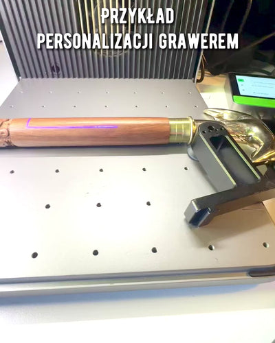 Ručne vyrezávaná cestovná palica na prechádzky "Kráľovský pútnik" v hnedej farbe so vzormi