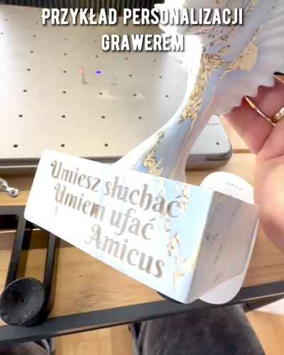 Elegantná Figúrka Anjelských Krídel 33 cm výška – "Krídlatí Strážcovia", možnosť personalizácie gravírovaním na darček, personalizácia, 3 farebné varianty