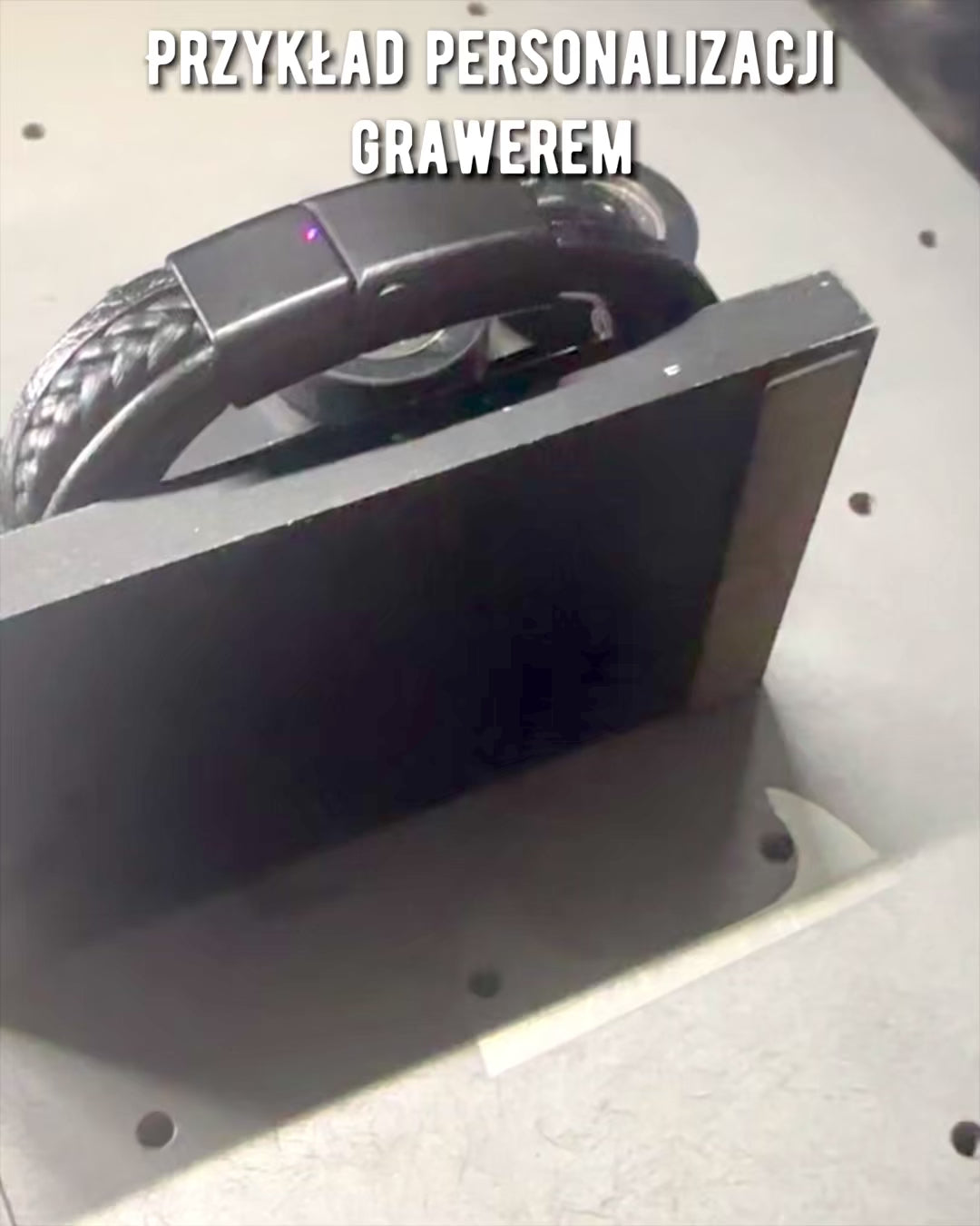 Náramok "StyleTwist" s personalizovaným gravírovaním