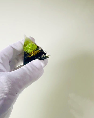 Orgonitová Pyramídka Reiki s Prírodnými Kryštálmi - Dekoratívny Symbol Rovnováhy Energie Čakier