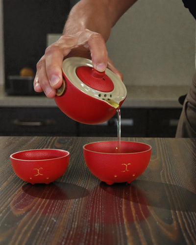 Červená mačka šťastia – čajová súprava s 2 šálkami (Červená)